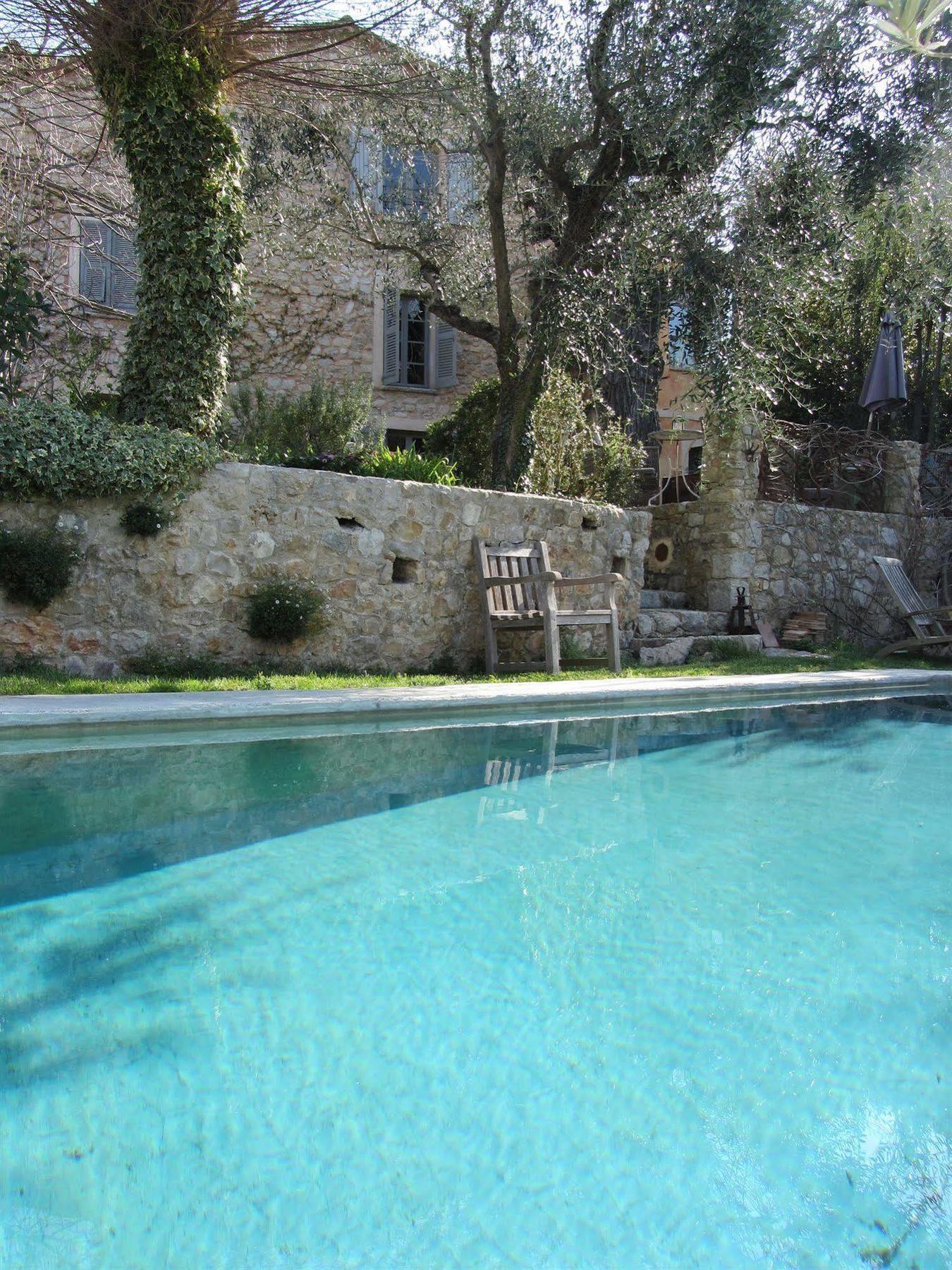 Les Rosees Bed & Breakfast